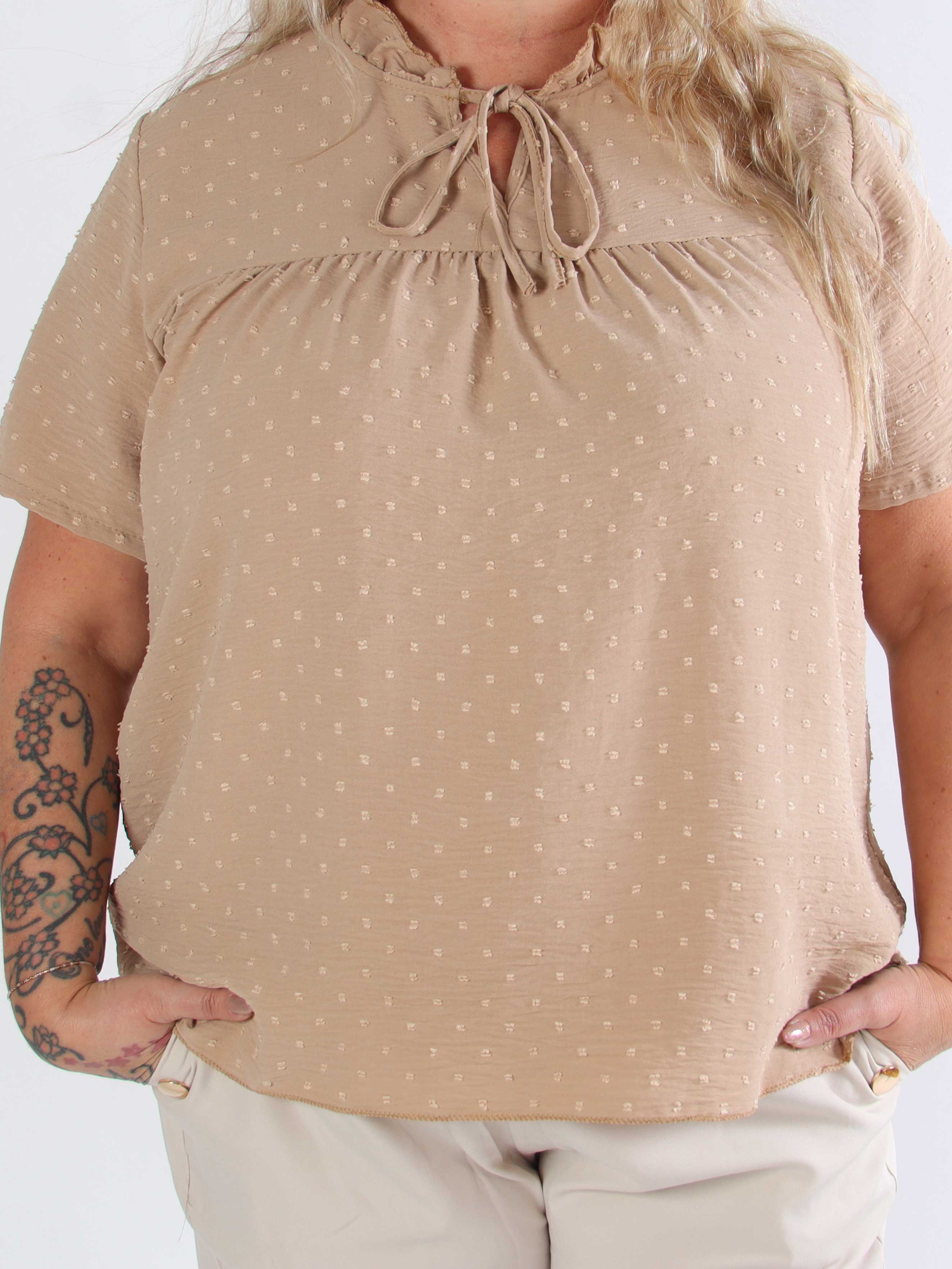 Bloom - Sød plus size tunika med flæsekant og sløjfe